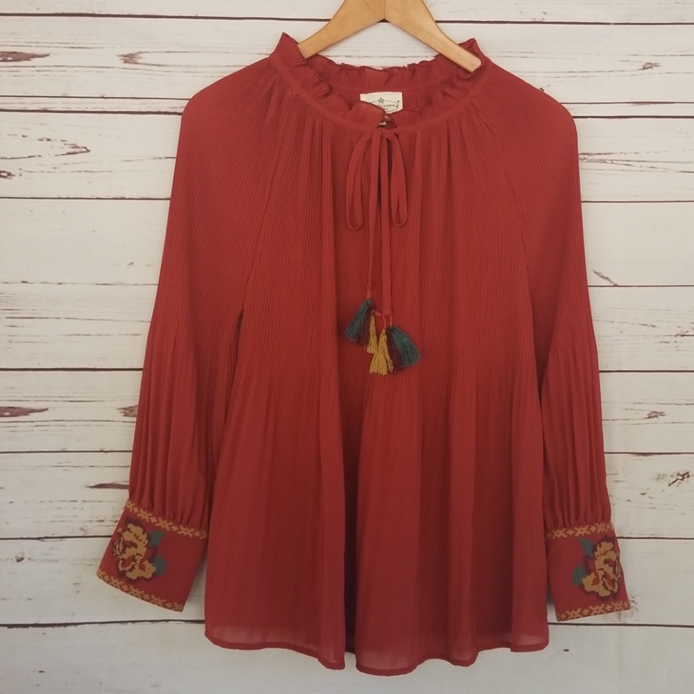 Grand & Greene pleated top with embroidery M